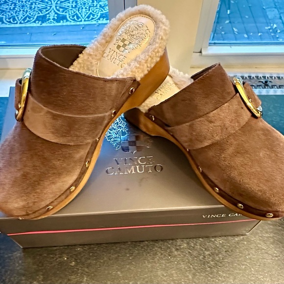 Vince Camuto (EVEREVE) Sherpa Size 6.5 Brown Suede Gold Buckle Clogs - Picture 6 of 11
